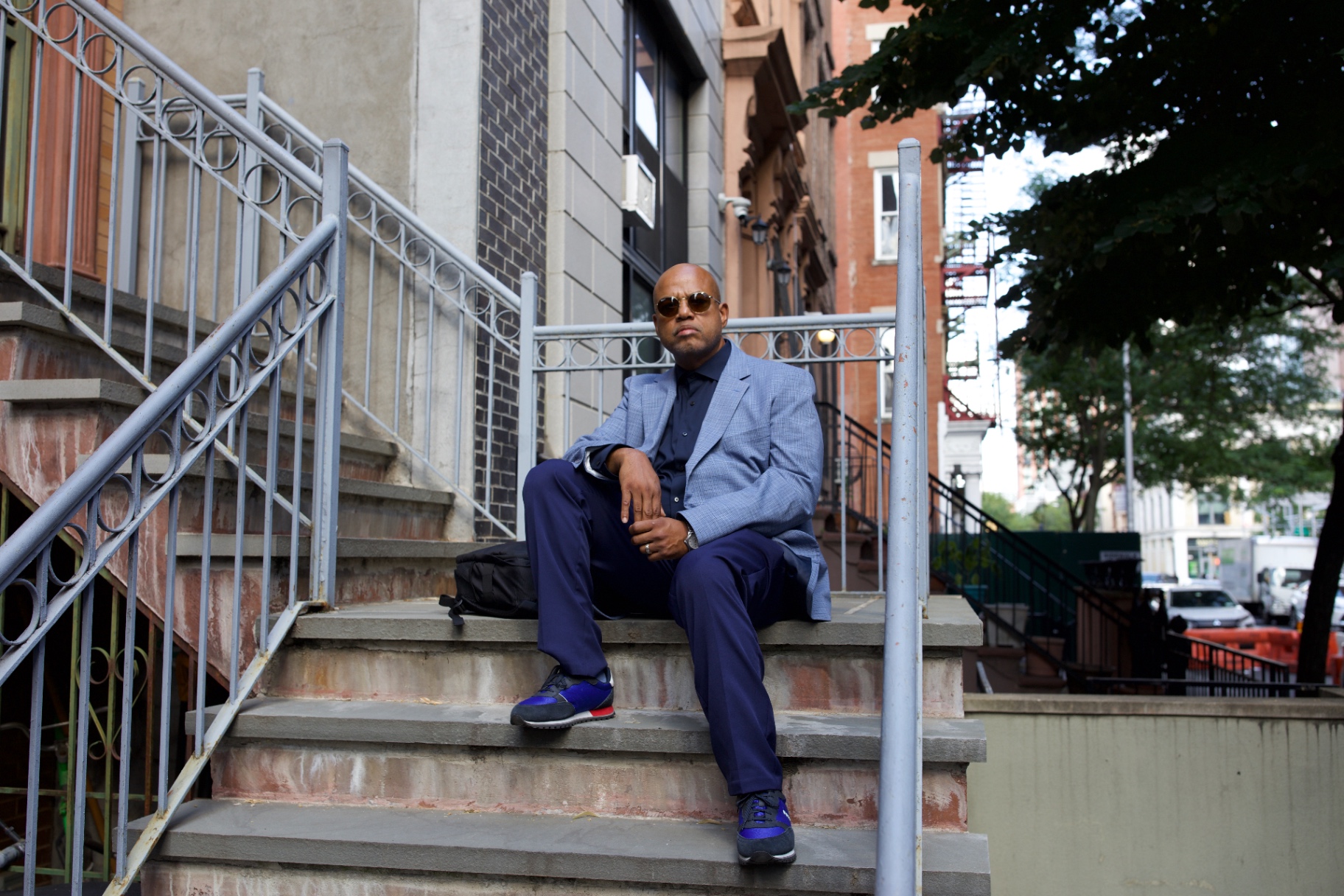 Stoop · Wide Frame